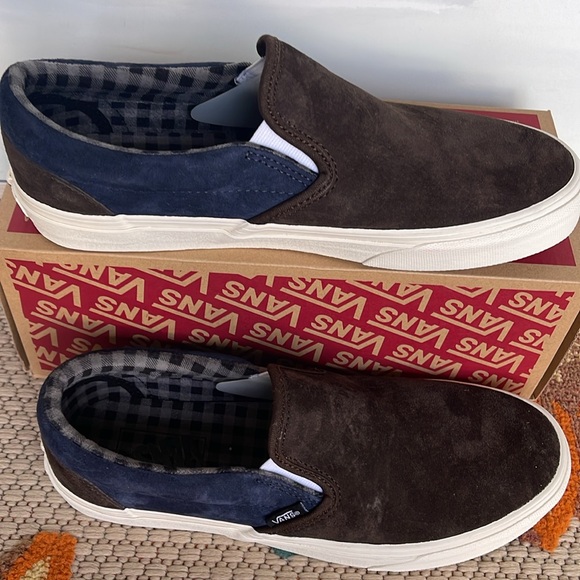 Vans Men’s Classic Slip-On
Pig Suede Plaid Brown/Navy
VN000BVZBF1
Sneakers - Picture 4 of 16